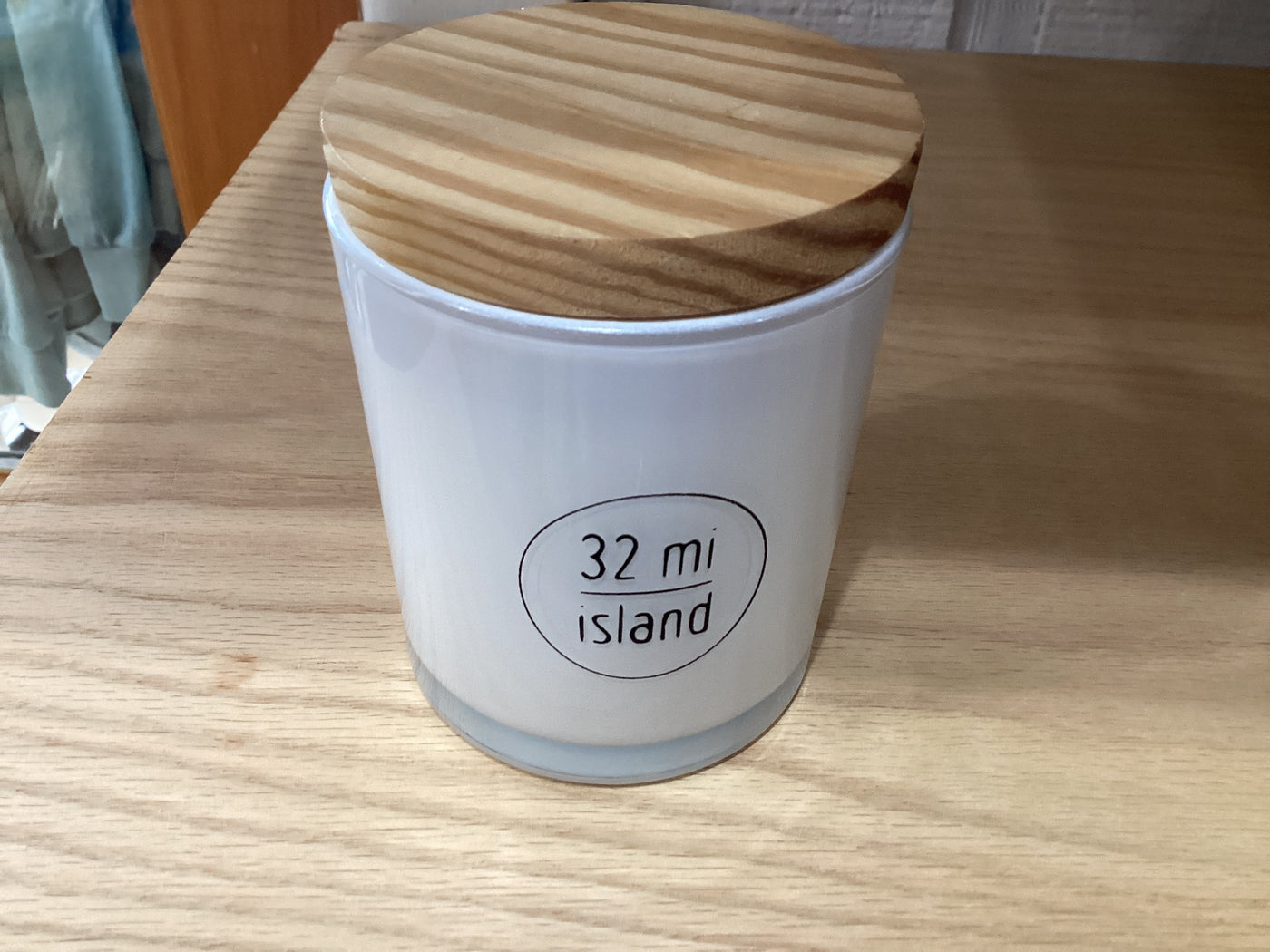 32 Mi Candle with Wood Lid