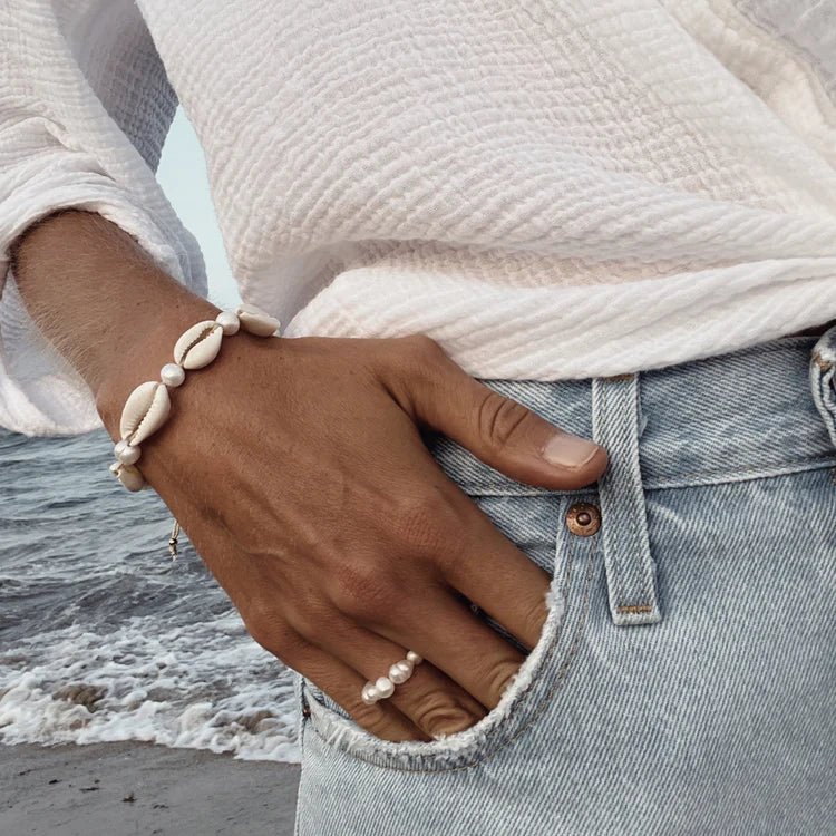 COWRIE SHELL X PEARL BRACELET ✿ LANA Uniq
