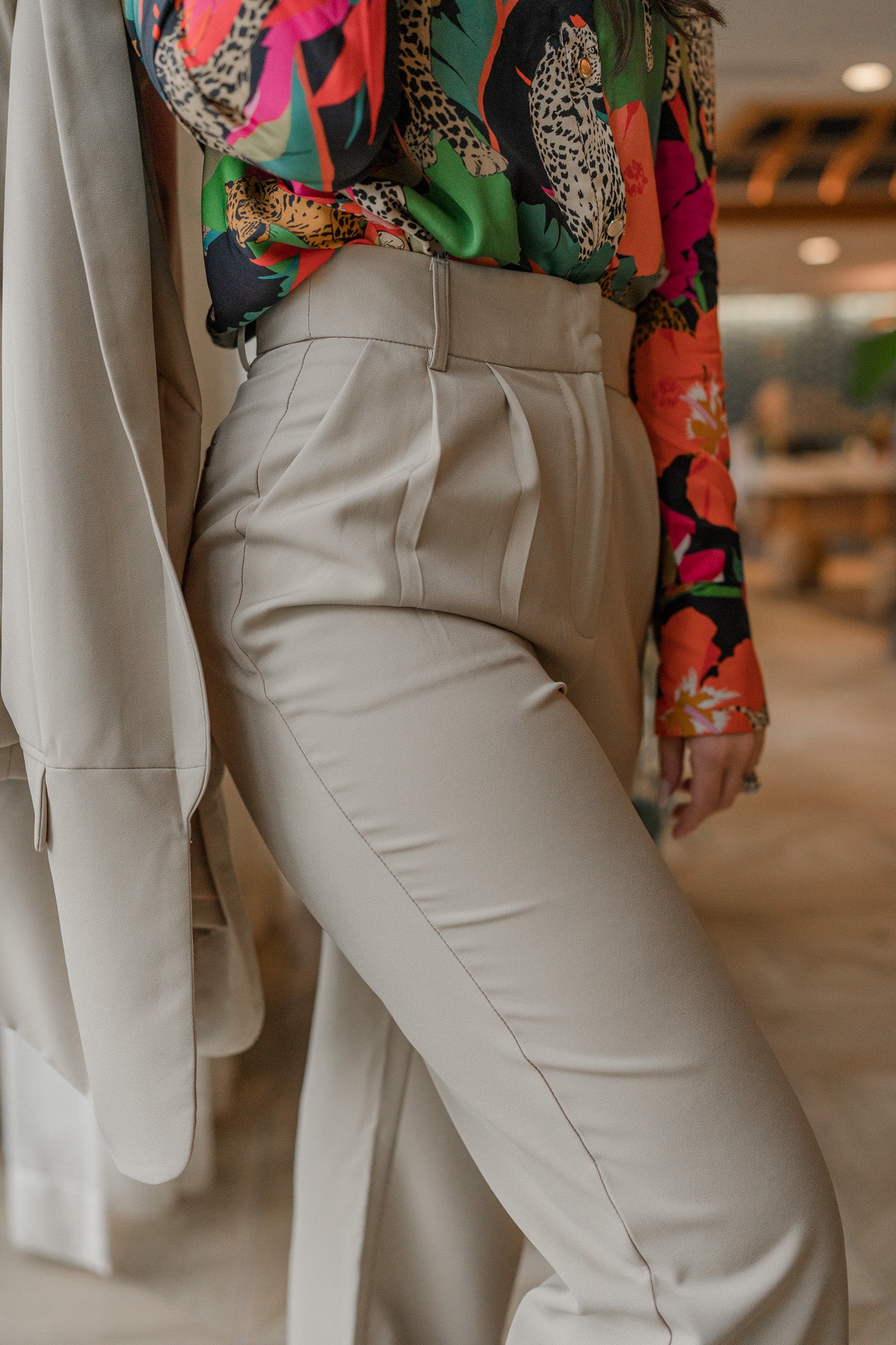 Khaki Pleated dress pant with belt loops