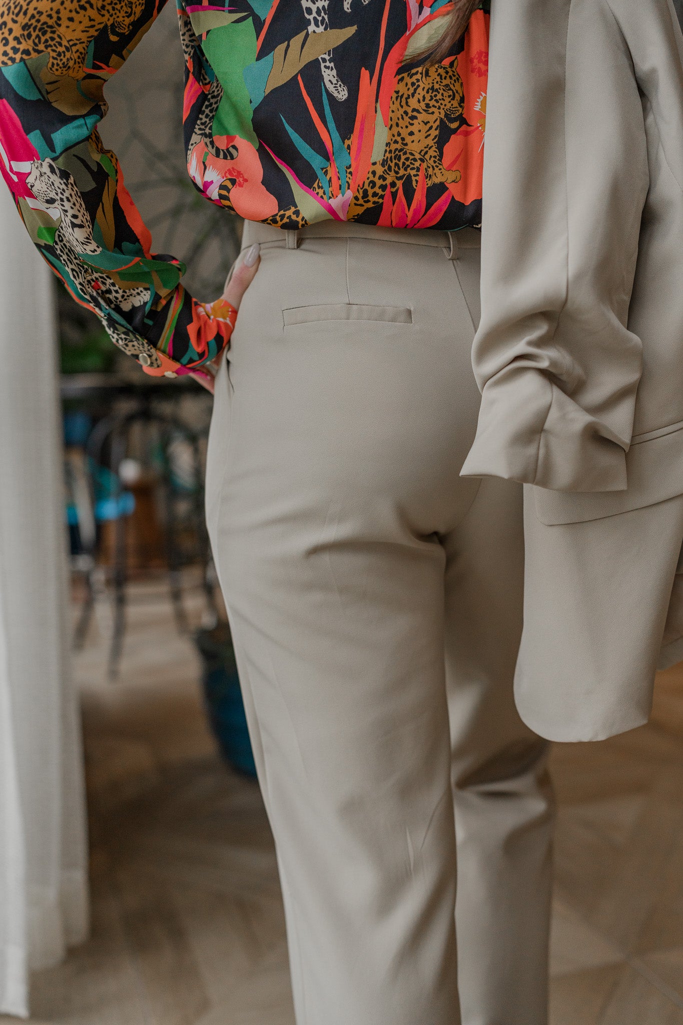 Khaki Pleated dress pant with belt loops